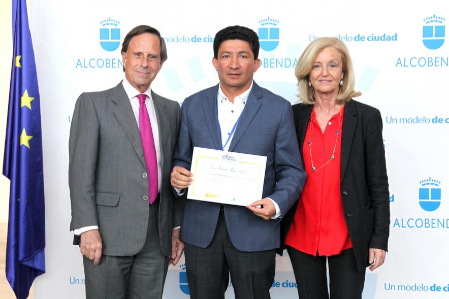 Alcalde García de Vinuesa y Concejal por PP Felicidad Palacio entregan diploma a su titular
