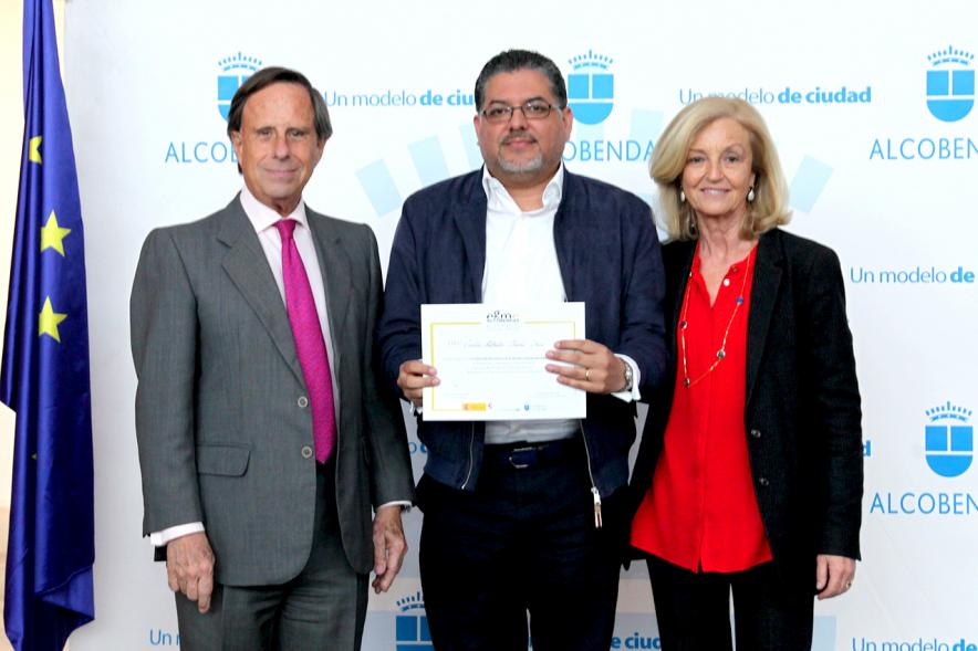 Alcalde García de Vinuesa y Concejal por PP Felicidad Palacio entregan diploma a su titular