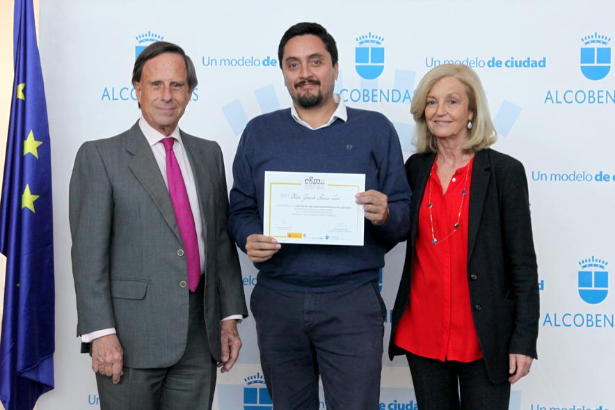 Alcalde García de Vinuesa y Concejal por PP Felicidad Palacio entregan diploma a su titular