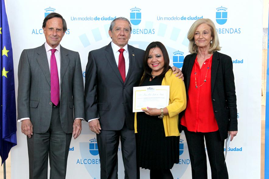 Alcalde García de Vinuesa y Concejal por PP Felicidad Palacio entregan diploma a su titular