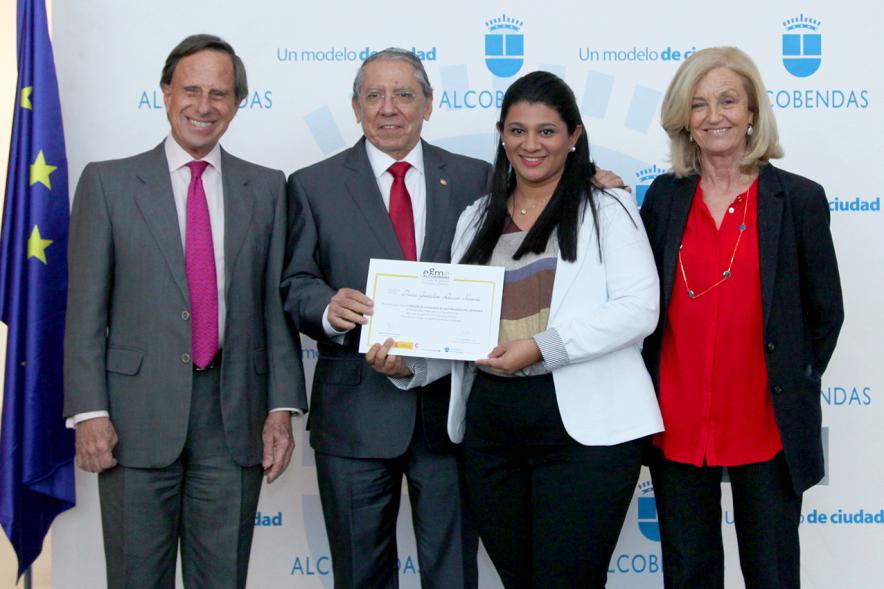 Alcalde García de Vinuesa y Concejal por PP Felicidad Palacio entregan diploma a su titular
