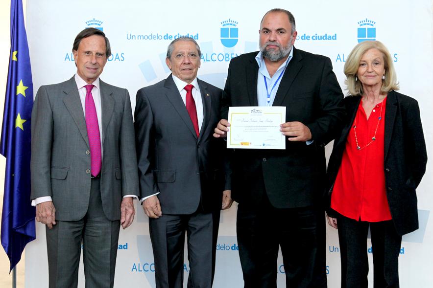 Alcalde García de Vinuesa y Concejal por PP Felicidad Palacio entregan diploma a su titular