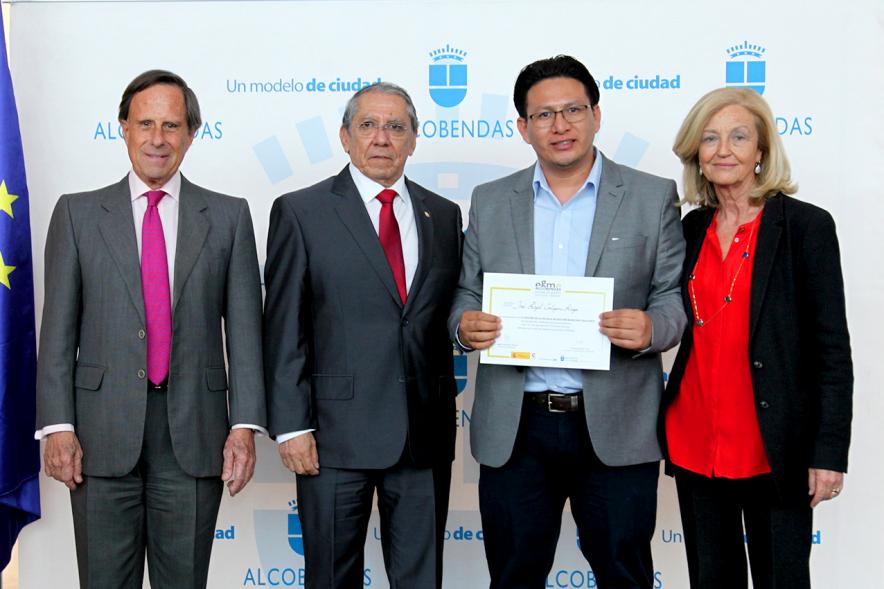 Alcalde García de Vinuesa y Concejal por PP Felicidad Palacio entregan diploma a su titular