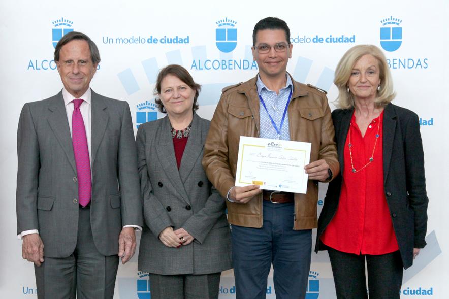 Alcalde García de Vinuesa y Concejal por PP Felicidad Palacio entregan diploma a su titular