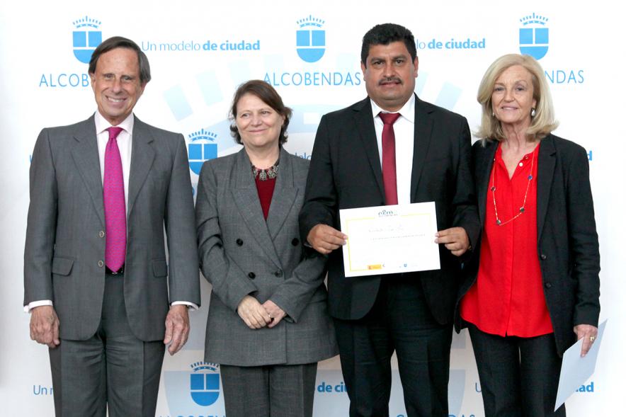 Alcalde García de Vinuesa y Concejal por PP Felicidad Palacio entregan diploma a su titular