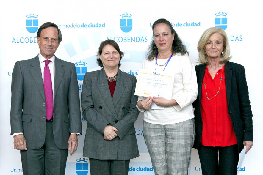 Alcalde García de Vinuesa y Concejal por PP Felicidad Palacio entregan diploma a su titular
