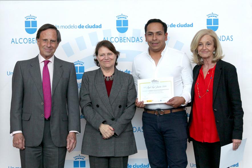 Alcalde García de Vinuesa y Concejal por PP Felicidad Palacio entregan diploma a su titular