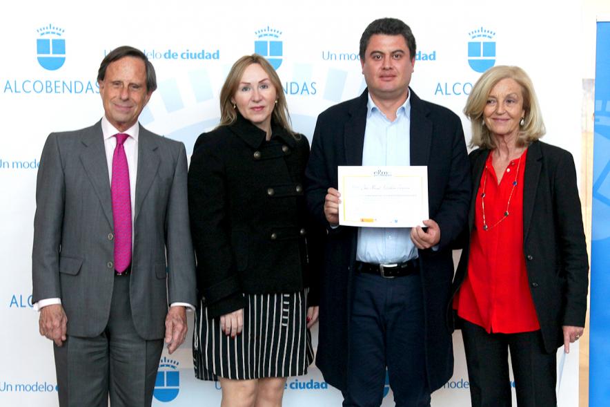 Alcalde García de Vinuesa y Concejal por PP Felicidad Palacio entregan diploma a su titular