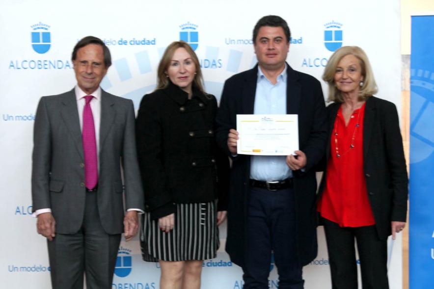 Alcalde García de Vinuesa y Concejal por PP Felicidad Palacio entregan diploma a su titular