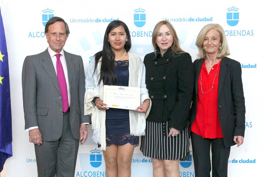 Alcalde García de Vinuesa y Concejal por PP Felicidad Palacio entregan diploma a su titular