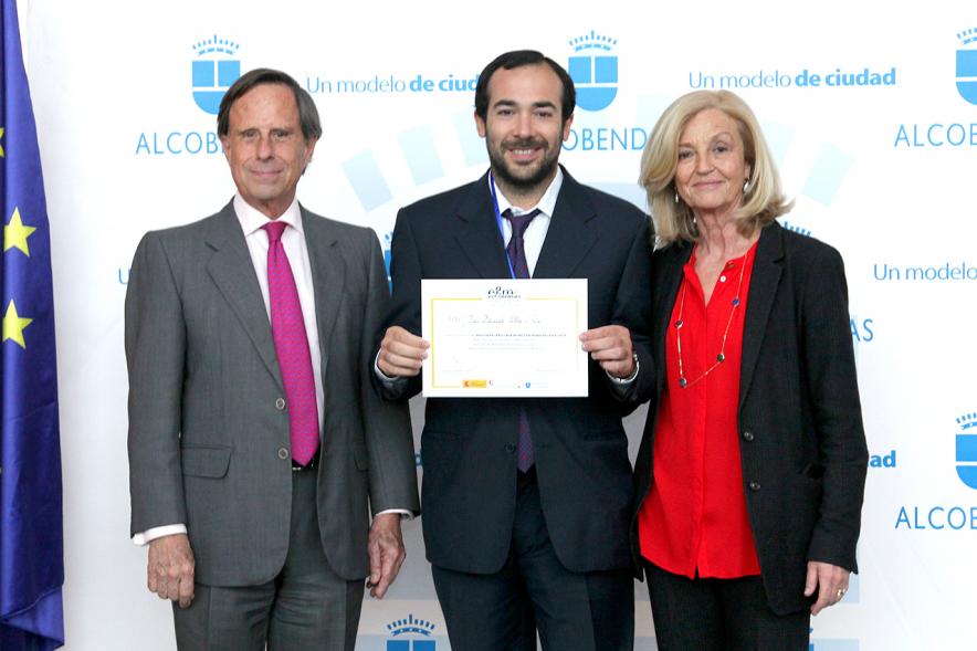 Alcalde García de Vinuesa y Concejal por PP Felicidad Palacio entregan diploma a su titular