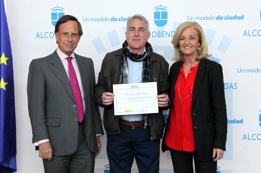 Alcalde García de Vinuesa y Concejal por PP Felicidad Palacio entregan diploma a su titular