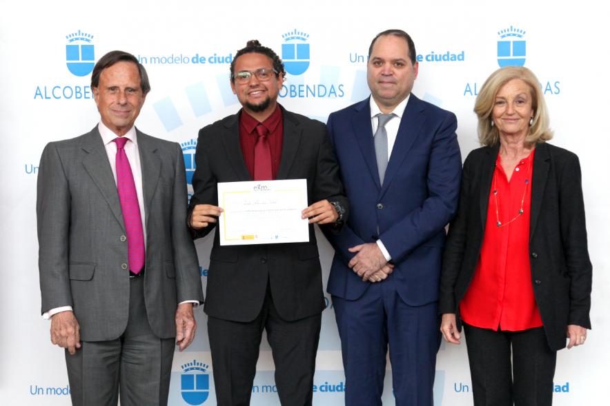 Alcalde García de Vinuesa y Concejal por PP Felicidad Palacio entregan diploma a su titular