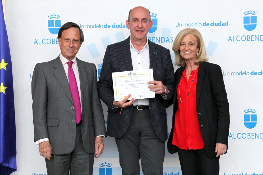 Alcalde García de Vinuesa y Concejal por PP Felicidad Palacio entregan diploma a su titular