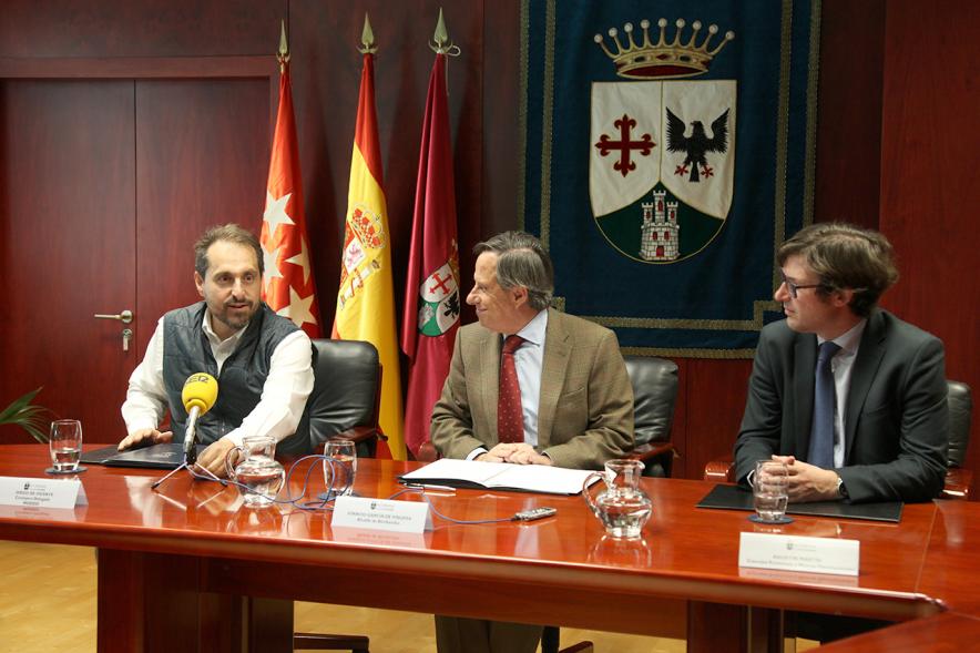 Firmantes charlan durante el encuentro