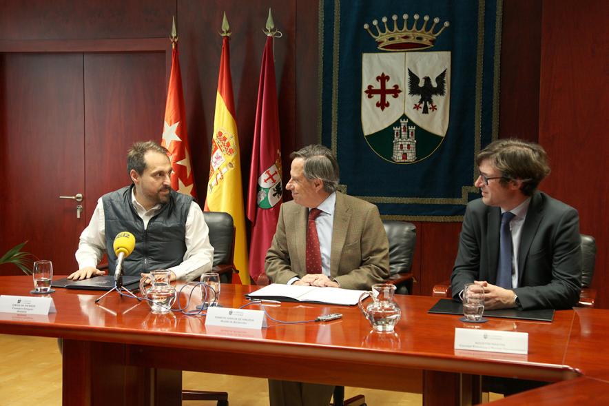 Firmantes charlan durante el encuentro
