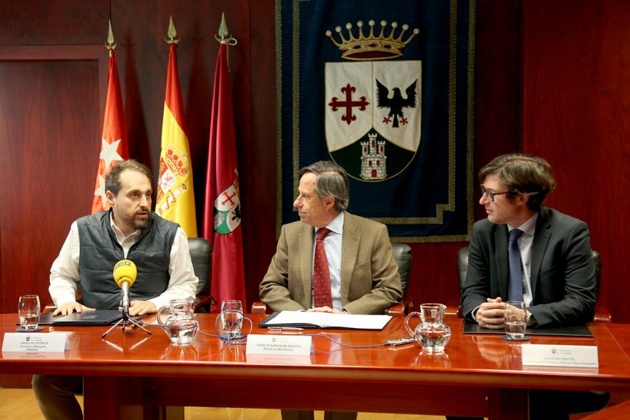 Firmantes charlan durante el encuentro