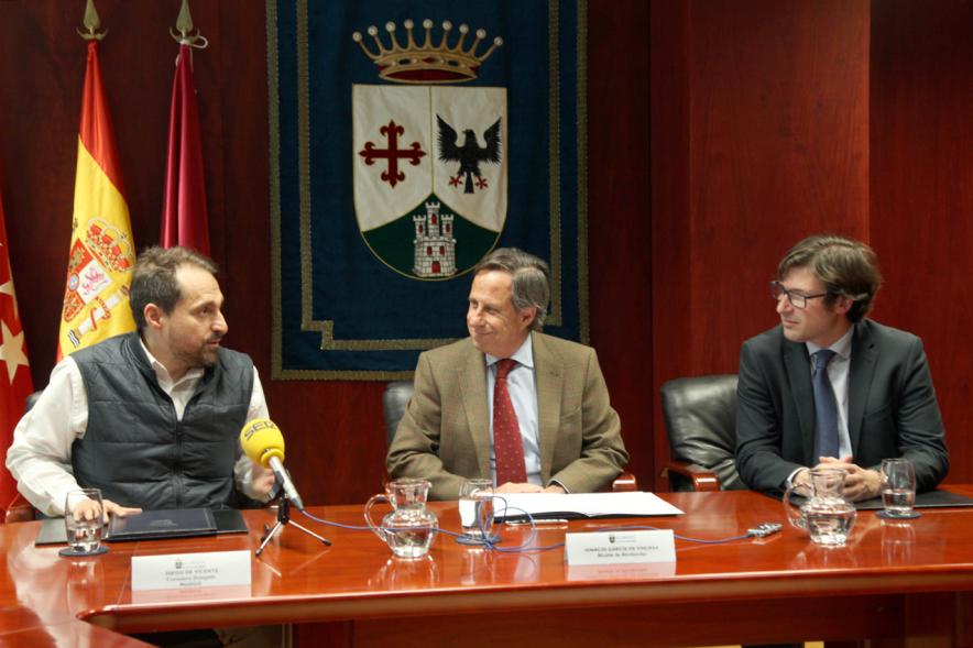 Firmantes charlan durante el encuentro