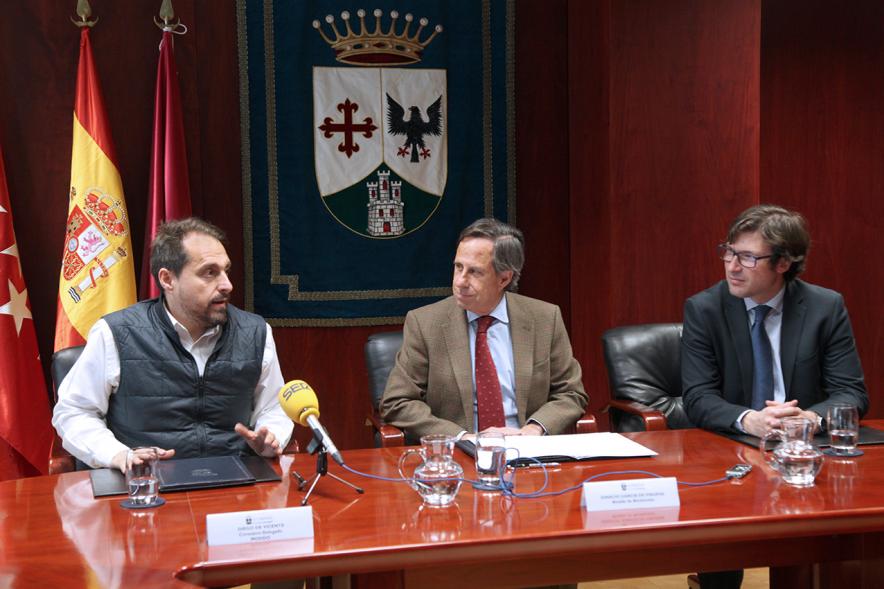 Firmantes charlan durante el encuentro