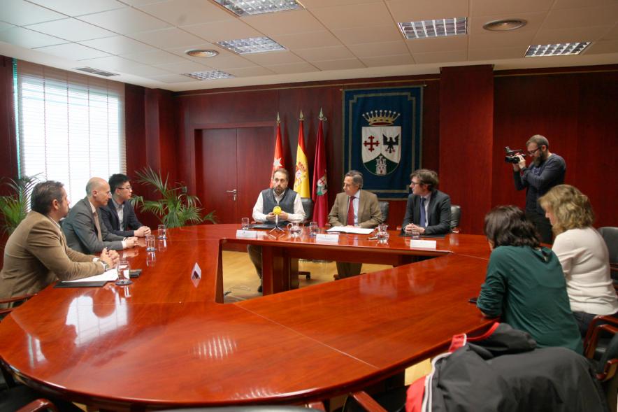 Representantes de cada una de las partes en la firma del acuerdo