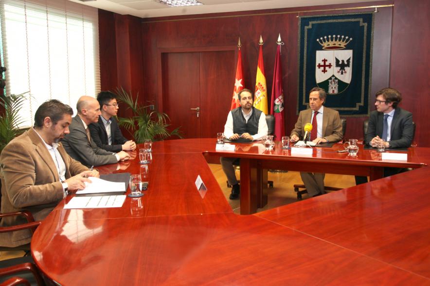 Firmantes charlan durante el encuentro