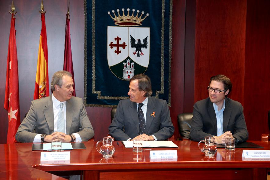 Representantes de cada una de las partes en la firma del acuerdo