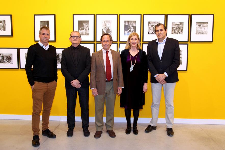 Inauguración Exposición Colección IVAM "Escribir con Luz" - Imagen del alcalde García de Vinuesa junto a otras autoridades; entre ellas cabe destacar a Joan Ramón Escrivá, el comisario de dicha exposición.