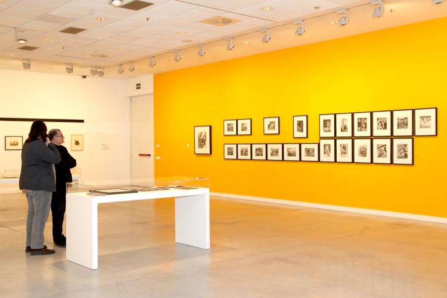 Inauguración Exposición Colección IVAM "Escribir con Luz" - Imagen de varias personas recorriendo la exposición.