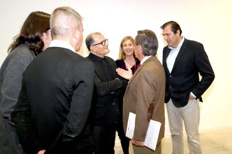 Inauguración Exposición Colección IVAM "Escribir con Luz" - Imagen del alcalde García de Vinuesa charlando con las autoridades que han asistido al acto.