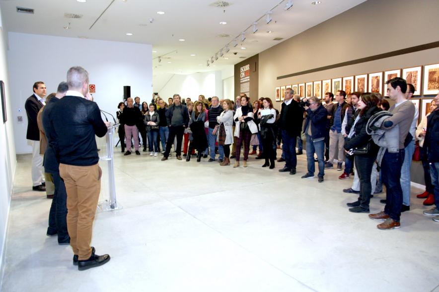 Inauguración Exposición Colección IVAM "Escribir con Luz" -  Imagen vista panorámica del público asistente a la exposición.
