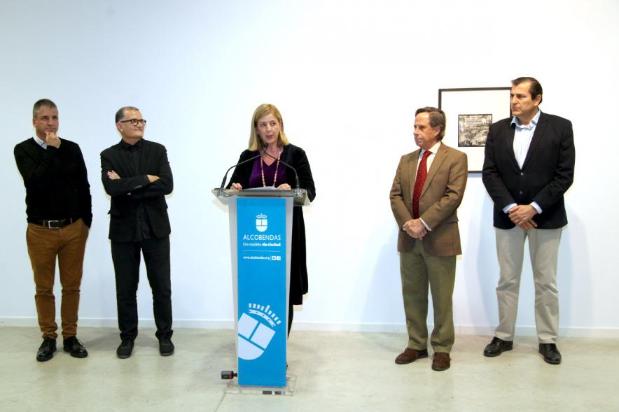 Inauguración Exposición Colección IVAM "Escribir con Luz" - Imagen de otra de las autoridades asistente a la inauguración dirigiéndose al público. 