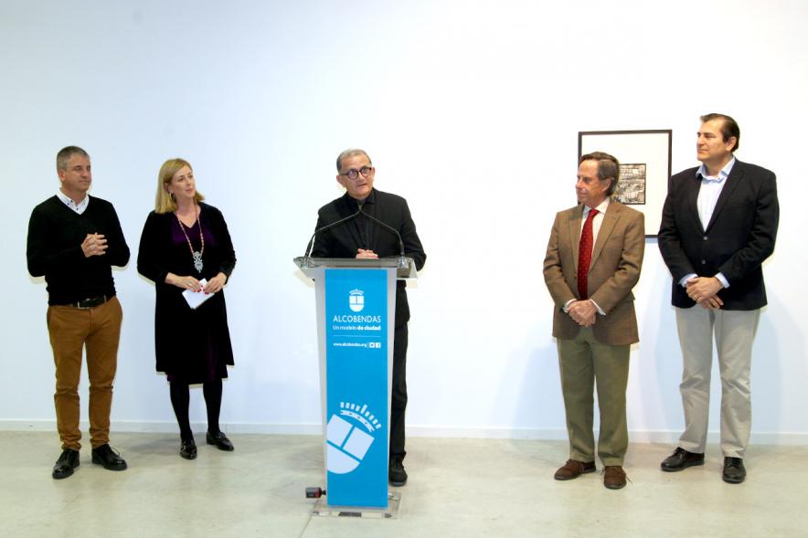 Inauguración Exposición Colección IVAM "Escribir con Luz" - Imagen de otra de las autoridades asistente a la inauguración dirigiéndose al público. 