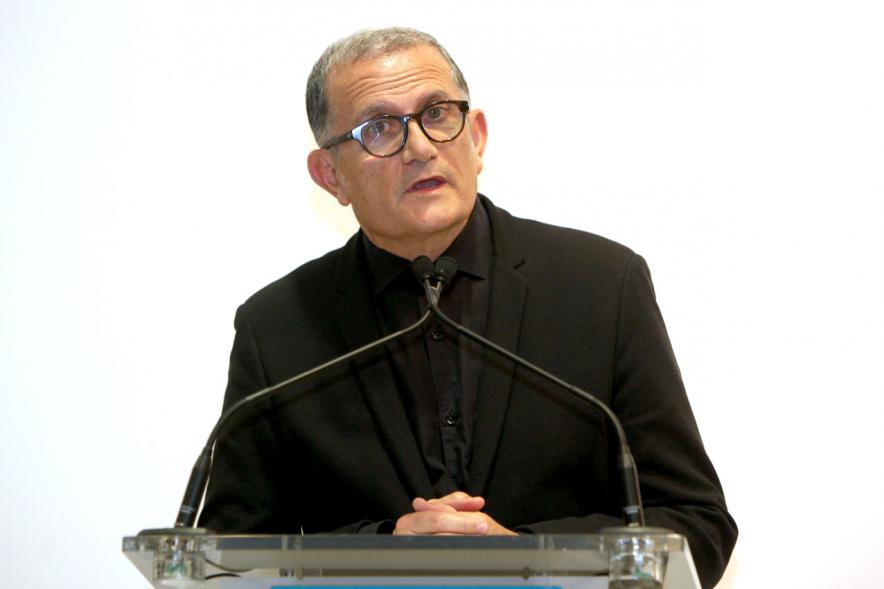 Inauguración Exposición Colección IVAM "Escribir con Luz" -  Imagen primer plano de otra de las autoridades asistente a la inauguración dirigiéndose al público.