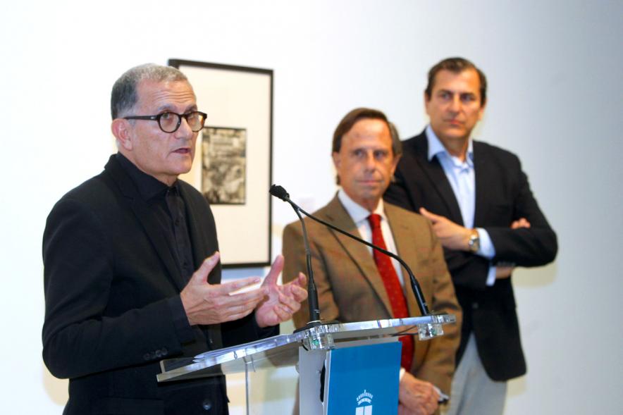 Inauguración Exposición Colección IVAM "Escribir con Luz" - Imagen de otra de las autoridades asistente a la inauguración dirigiéndose al público. 