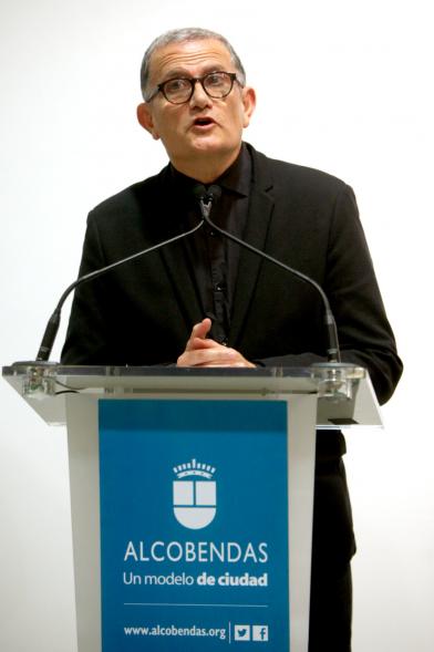 Inauguración Exposición Colección IVAM "Escribir con Luz" - Imagen de otra de las autoridades asistente a la inauguración dirigiéndose al público. 
