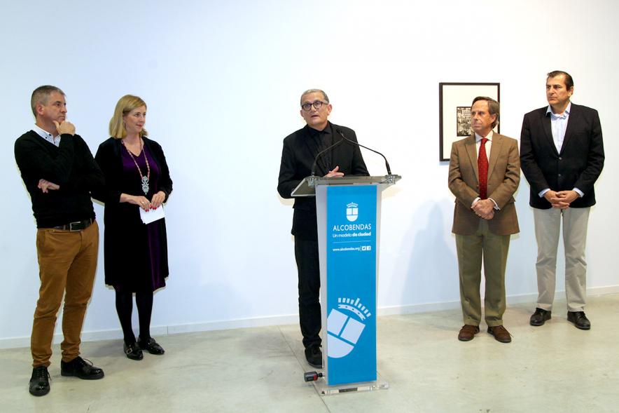 Inauguración Exposición Colección IVAM "Escribir con Luz" - Imagen de otra de las autoridades asistente a la inauguración dirigiéndose al público.
