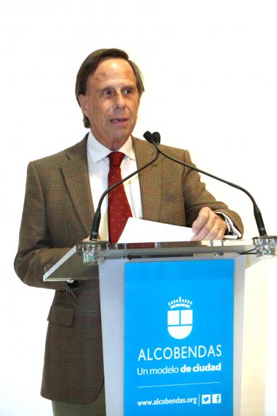 Inauguración Exposición Colección IVAM "Escribir con Luz" - Imagen del alcalde García de Vinuesa en un momento en que se esta dirigiendo al público que asiste a la inauguración de la exposición.