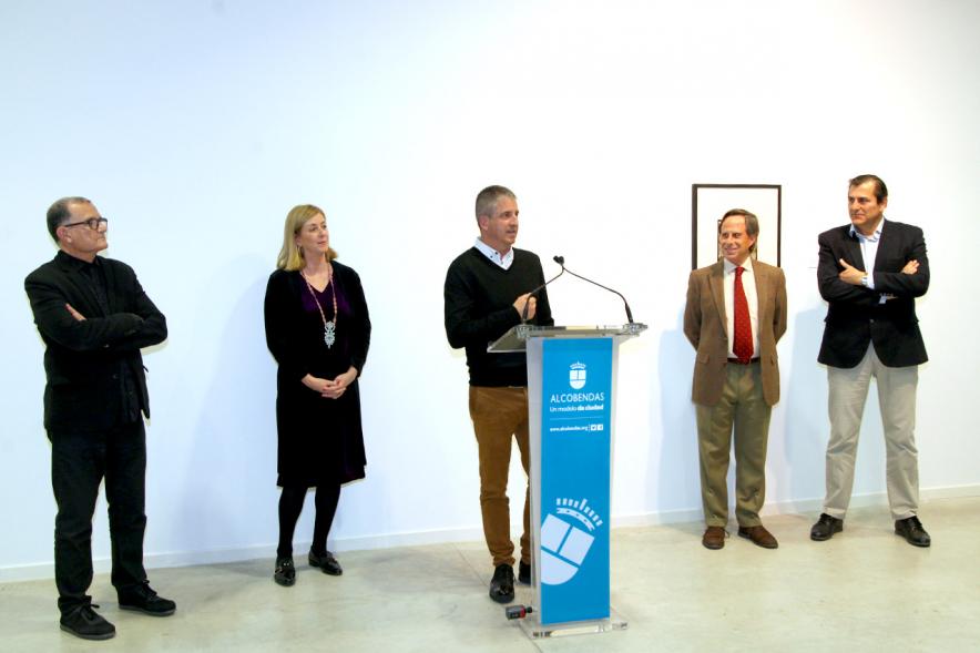 Inauguración Exposición Colección IVAM "Escribir con Luz" - Imagen de Joan Ramón Escrivá, el comisario de dicha exposición dirigiéndose al público que asiste a la inauguración.