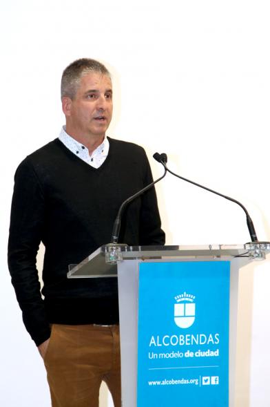 Inauguración Exposición Colección IVAM "Escribir con Luz" -  Imagen de Joan Ramón Escrivá, el comisario de dicha exposición dirigiéndose al público que asiste a la inauguración.