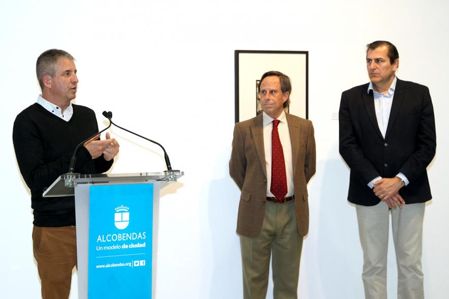 Inauguración Exposición Colección IVAM "Escribir con Luz" - Imagen de Joan Ramón Escrivá, el comisario de dicha exposición dirigiéndose al público que asiste a la inauguración y también podemos ver al alcalde García de Vinuesa y al concejal de cultura Fernando Martínez.