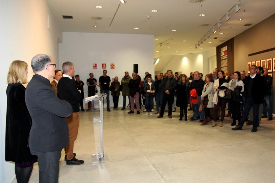 Inauguración Exposición Colección IVAM "Escribir con Luz" - Imagen de Joan Ramón Escrivá, el comisario de dicha exposición dirigiéndose al público que asiste a la inauguración.