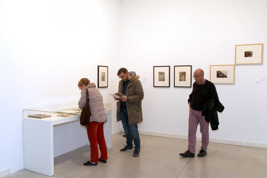 Inauguración Exposición Colección IVAM "Escribir con Luz" -  Imagen de varias personas recorriendo la exposición.