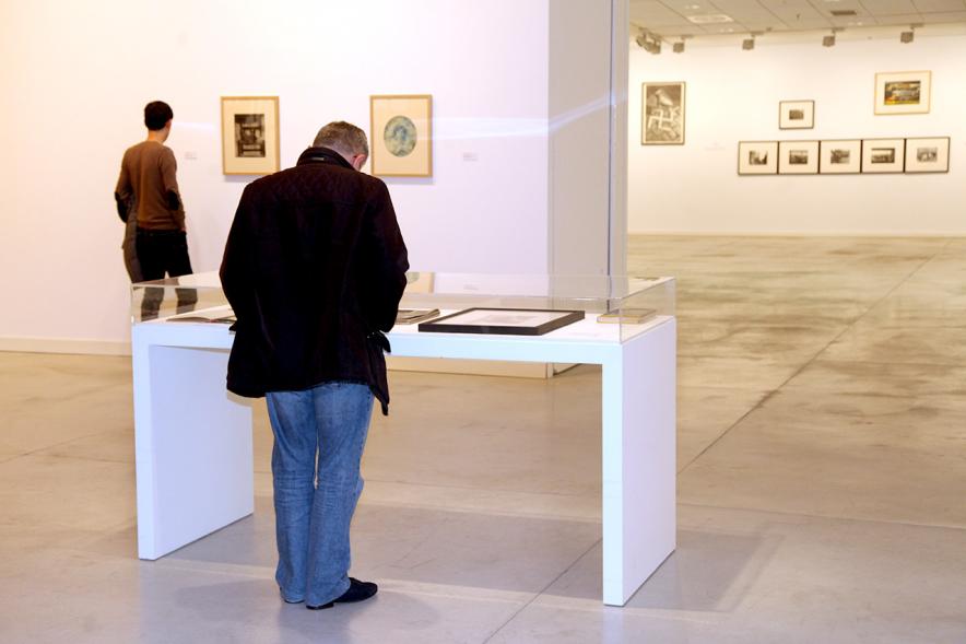 Inauguración Exposición Colección IVAM "Escribir con Luz" -  Imagen de varias personas recorriendo la exposición.