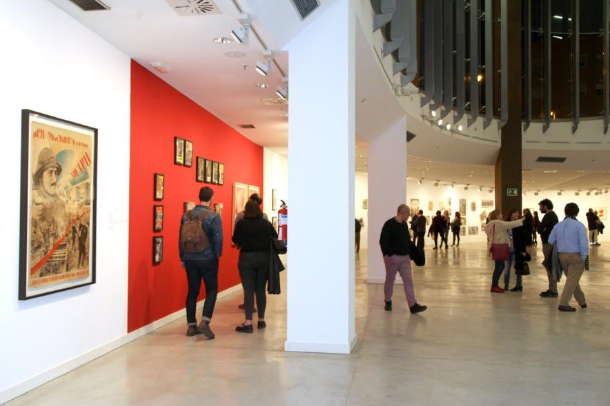 Inauguración Exposición Colección IVAM "Escribir con Luz" -  Imagen de varias personas recorriendo la exposición.
