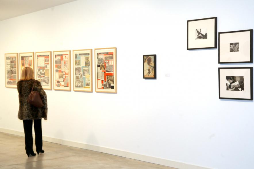 Inauguración Exposición Colección IVAM "Escribir con Luz" - Imagen de una persona recorriendo la exposición.