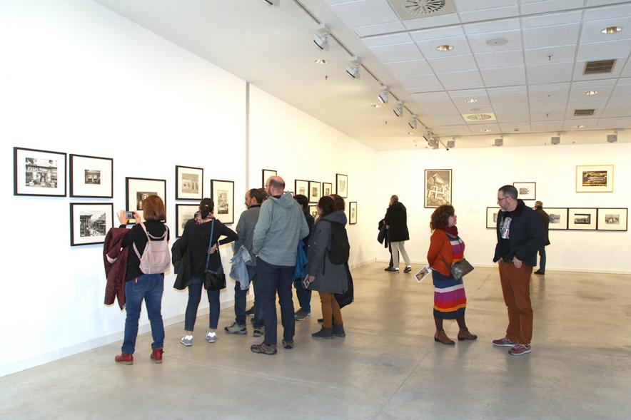 Inauguración Exposición Colección IVAM "Escribir con Luz" -  Imagen de varias personas recorriendo la exposición.