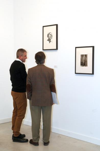 Inauguración Exposición Colección IVAM "Escribir con Luz" - Imagen del alcalde García de Vinuesa recorriendo la exposición junto al comisario de la misma Joan Ramón Escrivá.
