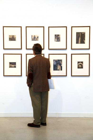 Inauguración Exposición Colección IVAM "Escribir con Luz" - Imagen del alcalde García de Vinuesa recorriendo la exposición .