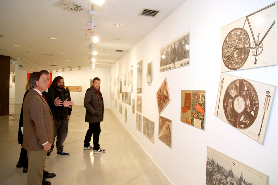 Inauguración Exposición Colección IVAM "Escribir con Luz" - Imagen del alcalde García de Vinuesa recorriendo la exposición junto a otras autoridades.  