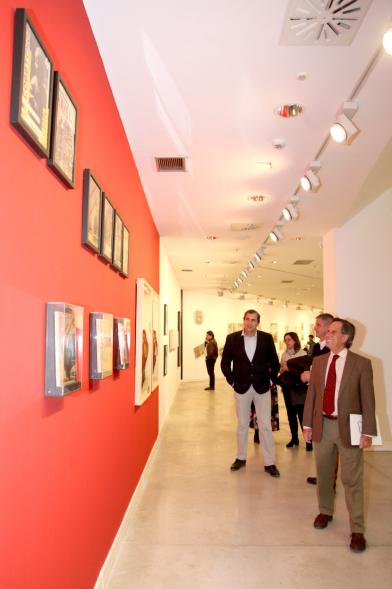 Inauguración Exposición Colección IVAM "Escribir con Luz" - Imagen del alcalde García de Vinuesa junto a otras autoridades recorriendo la exposición.